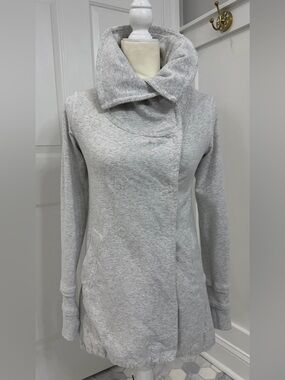 Lululemon Gratitude Wrap – Light Heather Gray – Size 4